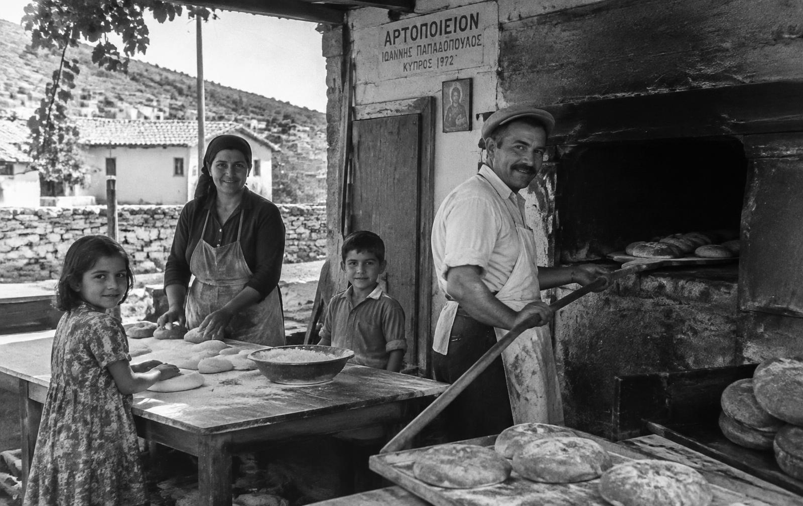 Ιστορική φωτογραφία της οικογενειακής επιχείρησης στην Αθηαίνου